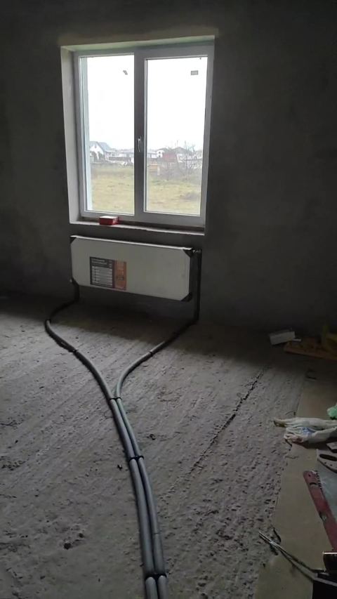 Трубы к радиатору под окном