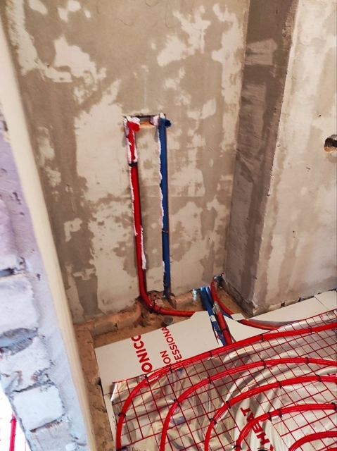 Прорвало трубу или течёт кран: что делать до приезда сантехника